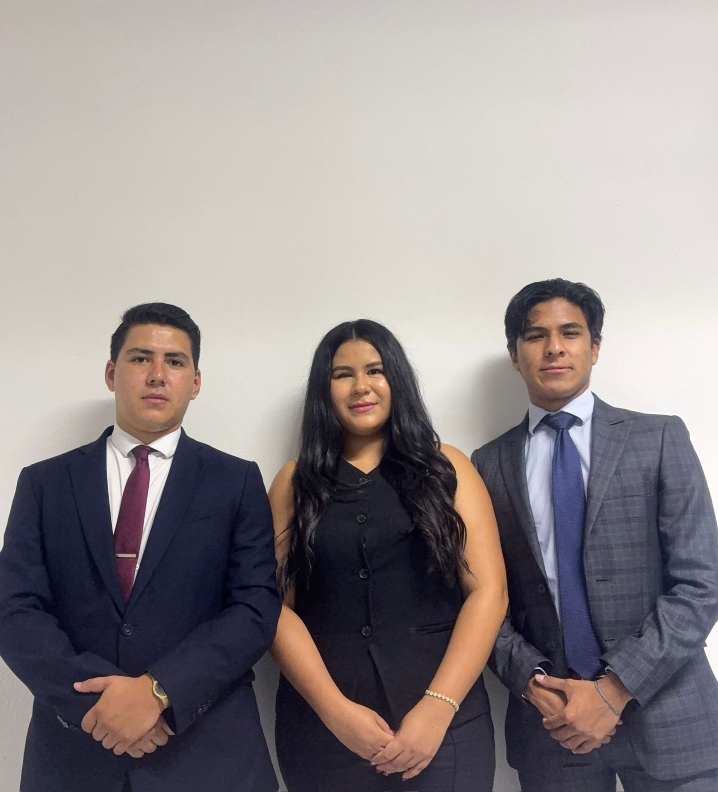 fotografía de los tres abogados